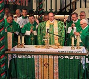 Der Münchner Weihbischof Rupert Graf zu Stolberg-Stolberg zelebrierte  den Gottesdienst (©Foto: Martin Schmitz)